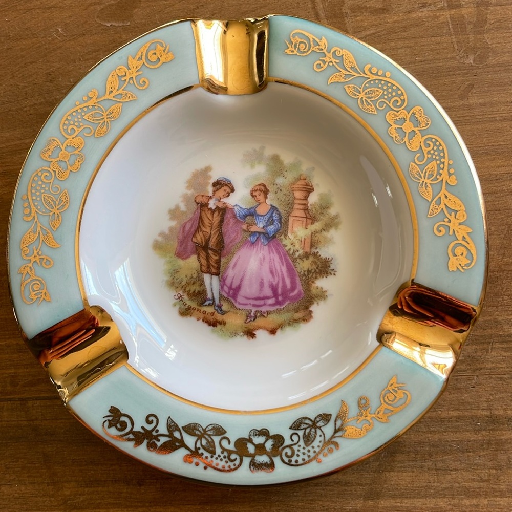 🌎 Vintage LIMOGES France Porcelain Mint With Gold Trim Ashtray 🌎